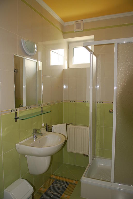 Kondics Apartmanház Sárvár Szoba fotó